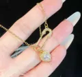 Nahaufnahme einer S925 Silber Sicherheitsnadel Halskette mit glitzerndem Zirkonia Herz Anhänger. - 925er Silber / Gold mit weißem Zirkonia
