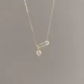 Detailaufnahme der S925 Silber Sicherheitsnadel Halskette mit rosa Herz Zirkonia Anhänger süß. - 925er Silber / Goldfarbe-Rosa Stein