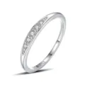 Vista detallada de un anillo fino de plata esterlina S925 pavimentada con piedras brillantes. - Oro blanco / Talla 6