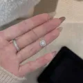 Primer plano detallado del collar con colgante cuadrado de plata y anillo de pave. - Plata 925 / Oro blanco