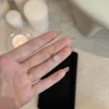 Primer plano de los detalles elegantes del collar con colgante de diamante cuadrado de plata S925 - Plata 925 / Dorado
