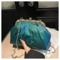 Rhinestone-Verzierung am Verschluss und goldene Kettendetails der plissierten Abendtasche. - Blau