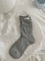 Calzini medi in cotone cavo grigio in stile coreano con polsini arrotolati ed etichetta in tessuto. - Taglia unica / Grigio scuro