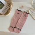 Calzini in cotone balletcore stile Miu con volant in pizzo nero e ricamo fiocco. - Taglia unica / Rosa