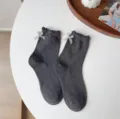 Deliziose calze grigie da donna con volant delicati e graziosi fiocchi argentati eleganti. - Taglia unica / Grigio