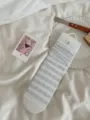 Calzini a metà polpaccio a righe blu e bianche da donna con polsini a costine eleganti. - Strisce bianche