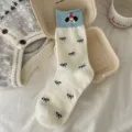 Calzini medi coreani carini per donne, écru con fiocchi neri e polsino arrotolato blu. - Taglia unica / Cane