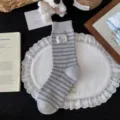 Calzini in lana grigia a righe da donna, calze invernali calde e spesse con simpatica toppa di gatto. - Taglia unica / A righe