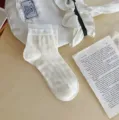 Vista detallada de calcetines de malla para mujer con delicado patrón calado y puño con volantes. - Talla única / Trébol de cuatro hojas