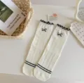 Bellissimi calzini bianchi in stile giapponese con volant neri e grazioso fiocco. - Taglia unica / Bianco