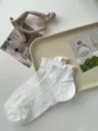 Calze corte bianche da donna con fiocco rosa ricamato, calzini estivi traspiranti. - Taglia unica / Bianco
