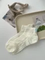 Calzini corti da donna in rete con fiocco, cotone traspirante estivo con dettaglio blu. - Taglia unica / Crema