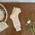 Calzini donna beige chiaro a metà gamba con fiocchi e polsini volant, comodo cotone. - Taglia unica / Beige Crema