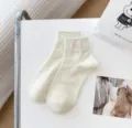 Calzini corti in cotone con ricamo di cane carino e pois rosa, comodi per l'uso quotidiano. - Taglia unica / A righe