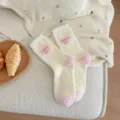 Comode calze da sonno invernali calde in morbido peluche ispessito con tallone rosa per donna. - Taglia unica / Bianco