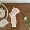 Calzini al polpaccio rosa con balze in pizzo e fiocco, cotone traspirante per donne. - Taglia unica / Rosa chiaro