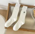 Vista dettagliata con trama a rete e ricamo a fiocco di dolci calze di puro cotone. - Taglia unica / Cuore (logo fiocco)