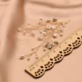Elegantes handgefertigtes Perlen-Strass-Draht-Haarband-Schmuckstück mit Maßstab-Präsentation. - Gewickelte Zweige Ohrringe