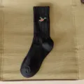 Calzini a costine neri a metà polpaccio con ricamo di anatra germano stile streetwear. - Taglia unica / Calze con anatra in volo nere