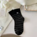 Calzini a tubo medio a righe nere e bianche stile coreano da donna con ricamo carino. - Nero