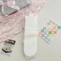 Calzini a metà gamba trasparenti in tulle con pois e finiture in pizzo per l'estate chic. - Taglia unica / Giallo