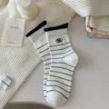 Calzini a righe a metà tubo stile coreano puro cotone college ricamati casual da donna - Bianco