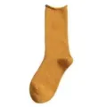Calzini medi casual in tinta unita di cotone per donna con comodo risvolto arrotolato. - Curcuma