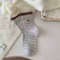 Calzini medi in cotone grigio con polsini marroni e ricamo carino per tutti i giorni. - Grigio Beige