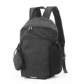 Vue détaillée du sac à dos noir à motif grille avec doubles fermetures et mini poche. - Noir