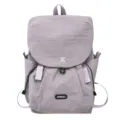 Vue détaillée du sac à dos gris léger avec fermeture à rabat sécurisée et poches latérales pratiques. - Gris Violet