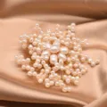 Nahaufnahme einer handgefertigten Süßwasserperlen-Brosche mit filigranem Draht-Blumendesign. - Verbesserter Großer Schneeflocken Stil (GO0401)