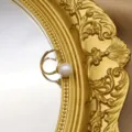 Primo piano di un anello in argento con perla naturale su specchio dorato vintage. - Base per Anello Quadrata / Tutto Argento Sterling / Argento