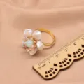 Primo piano dettagliato dell'anello fiore perla barocca regolabile con perla verde. - Petali Verde Chiaro (GR0266C)