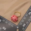 Anello dorato regolabile con un fiore intagliato rosa e una piccola perla elegante. - Rosa Corallo Sbalzato (GR0266C) / Aperto regolabile / Oro