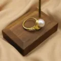 Elegante anello regolabile in argento 925 dorato con perla bianca naturale e zircone. - Geometrico a Trama Albero (GR0266C) / Aperto regolabile / Oro