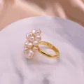 Anello regolabile dorato con perle barocche raggruppate in elegante design di fiore. - Grappolo di Fiori Bianchi / Argento 925 / Oro