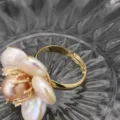 Stupendo anello con fiore di perla barocca e fascia regolabile placcata in oro elegante. - Set GN0273 (GR0266C)