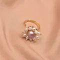 Elegante anello di perle a fiore con grande perla colorata e fascia aperta regolabile. - Girasole Viola (GR0266C)