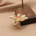 Anello regolabile con fiore di perla barocca, finitura oro e variante rosa centrale. - Forma di Spilla Ottagonale / Rame placcato in oro vero / Oro