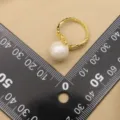 Anello di perla regolabile con perla bianca elegante su fascia dorata. Stile chic. - Ramo Martellato (GR0266C)