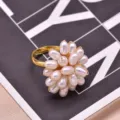 Stupendo anello floreale di perle barocche d'acqua dolce con fascia dorata regolabile. - Grappolo di Fiori Rosa Viola Argento 925 (GR0266C)
