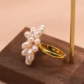 Anello Fiore Perla Barocca Oro Anello Aperto Regolabile Elegante Gioiello Etnico Stile - Grappolo di Fiori Bianchi Argento 925 (GR0266C)