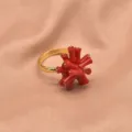 Anello aperto regolabile color oro con design di fiore di corallo rosso vivido, gioiello elegante. - Stile Bamboo Corallo / Argento 925 / Oro