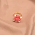 Anello oro regolabile fiore rosa perla accessorio moda elegante dolce chic per donna. - Polvere di Corallo Goffrata / Rame placcato in oro vero / Oro