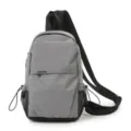Bolso de pecho gris de cuadros en nylon, detalle bandolera unisex para viaje y deporte. - Gris