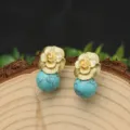 Orecchini a fiore intagliato in metallo dorato con perle turchesi, stile elegante chic. - Orecchini Pendenti Turchese Blu Intagliato