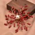 Elegante spilla di perle con rami di corallo rosso e filo metallico, squisito gioiello di modo. - Spilla Ruota del Vento