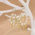 Orecchini pendenti in perle d'acqua dolce con cristalli e delicate catene dorate. - Orecchini a Nappa Geometrici con Perle
