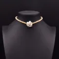 Barock natürliche Süßwasserperle Choker Halskette mit einem süßen Blumenanhänger. - Natürliche Perle Rosaweiß Stil