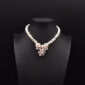 Barocke Natur-Süßwasserperlen-Halskette mit Blumenanhänger, elegante Damen-Schlüsselbein-Kette. - Drei Blumen Perle Stil